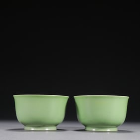 A pair of Qing Yongzheng apple green glazed tea rounds