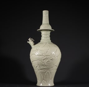 A piece of Tang Dynasty Yue kiln secret color celadon water purification bottle