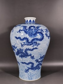 A piece of Qing Qianlong blue and white seawater nine dragon plum bottle
