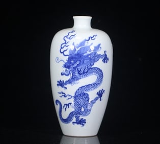 A piece of Qing Kangxi blue and white dragon pattern bottle