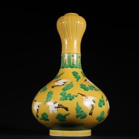 A piece of Qingyong Zhengsu three-color cloud crane pattern garlic bottle
