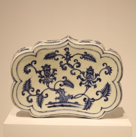 A piece of Ming Xuande blue and white entwined flower pattern Ruyi pillow