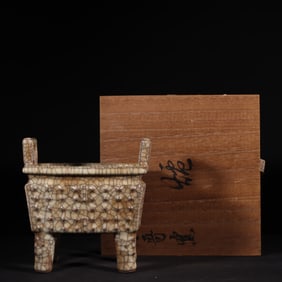 A piece of Song Dynasty brother kiln "Shoucheng Palace" tripod furnace