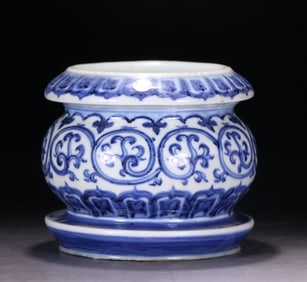 A piece of Ming Xuande blue and white blue and white palace lamp base