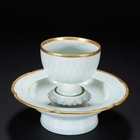 A Song Dynasty Ru kiln wrapped in Chrysostom wine utensils