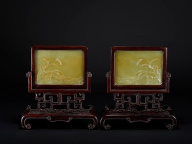 A pair of Hetian topaz interstitials