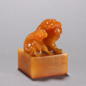 A piece of Fuchang seal Tian Huangshi carved son and mother beast button seal