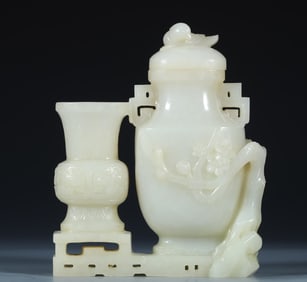 A piece of Hetian jade is happy to be on the eyebrow tip bottle with a beast face pattern flower
