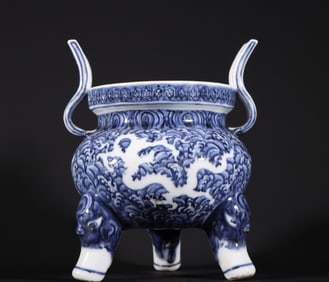 A piece of Yongle blue and white dragon pattern incense burner in the Ming Dynasty