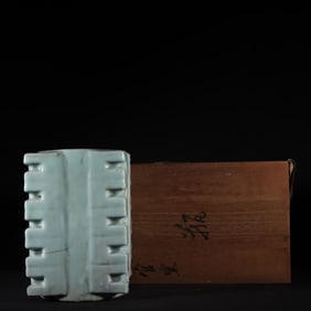 A Song Dynasty official kiln powder blue glaze Cong-style bottle