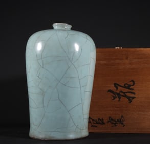 A Song Dynasty official kiln blue glaze "Shoucheng Palace" plum vase