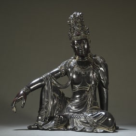 A Qing Dynasty small-leaf rosewood water moon Guanyin ornament