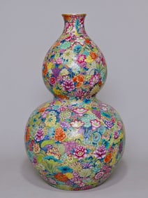 A piece of the Qianlong year of the Qing Dynasty made a pastel kaleidoscopic gourd bottle