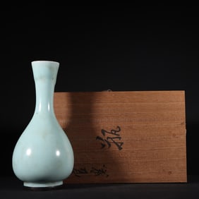 A piece of Song Dynasty official kiln powder blue glaze "Yujin Garden style" gall bottle