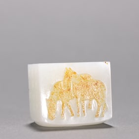 A piece of Hetian jade seed material leaves the skin and skillfully carves the "double horse