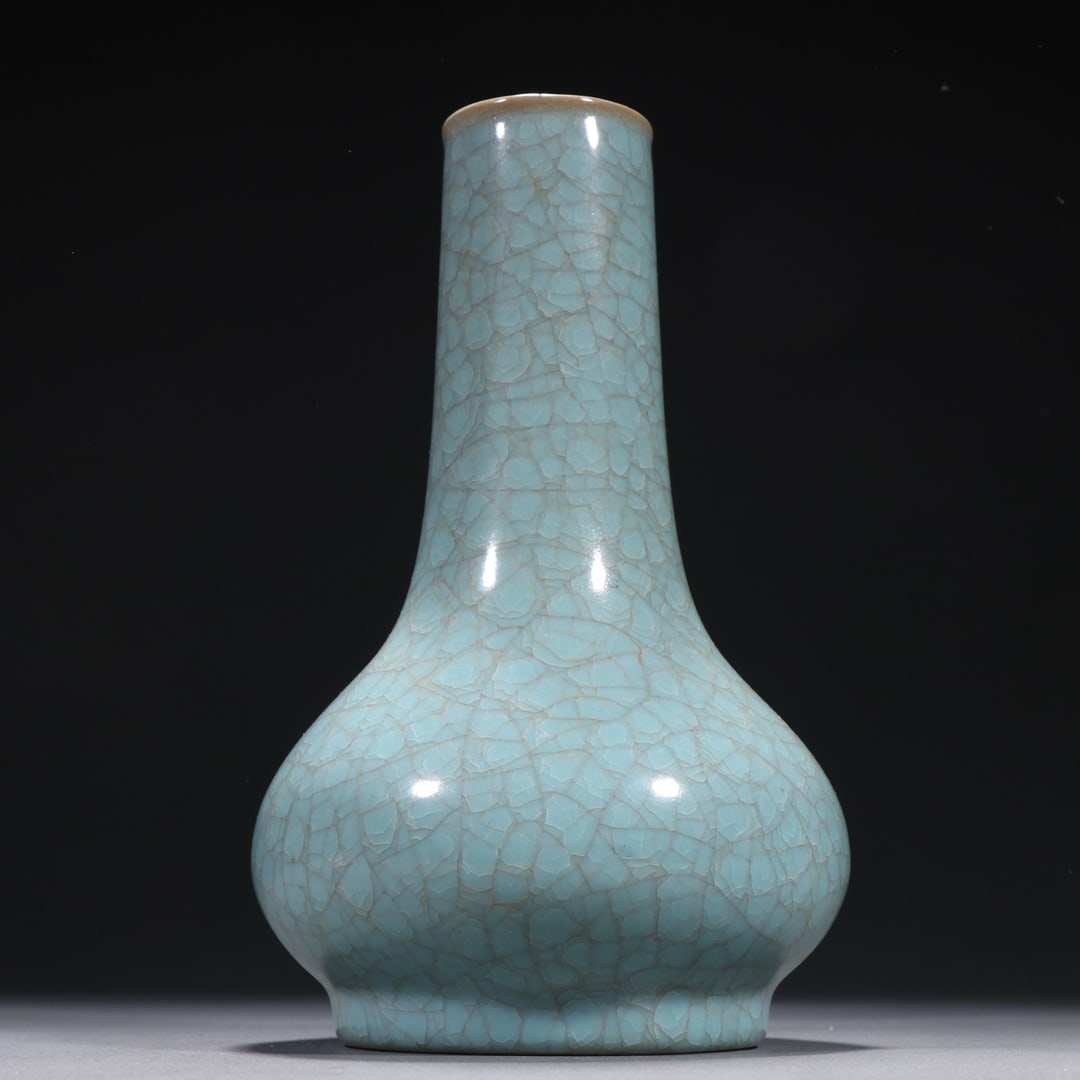 A piece of Ru kiln ice crack long-necked flask: Ru Kiln Ice Crack Long-Necked Flask Size: H:23cm W:13cm (The Dimensions Of All Batches Are Manually Measured.If You Need More Detailed Information, Please Contact Our Customer Service Before Bidding.)