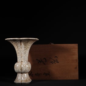 A Song Dynasty brother kiln "heart palace" flower goose