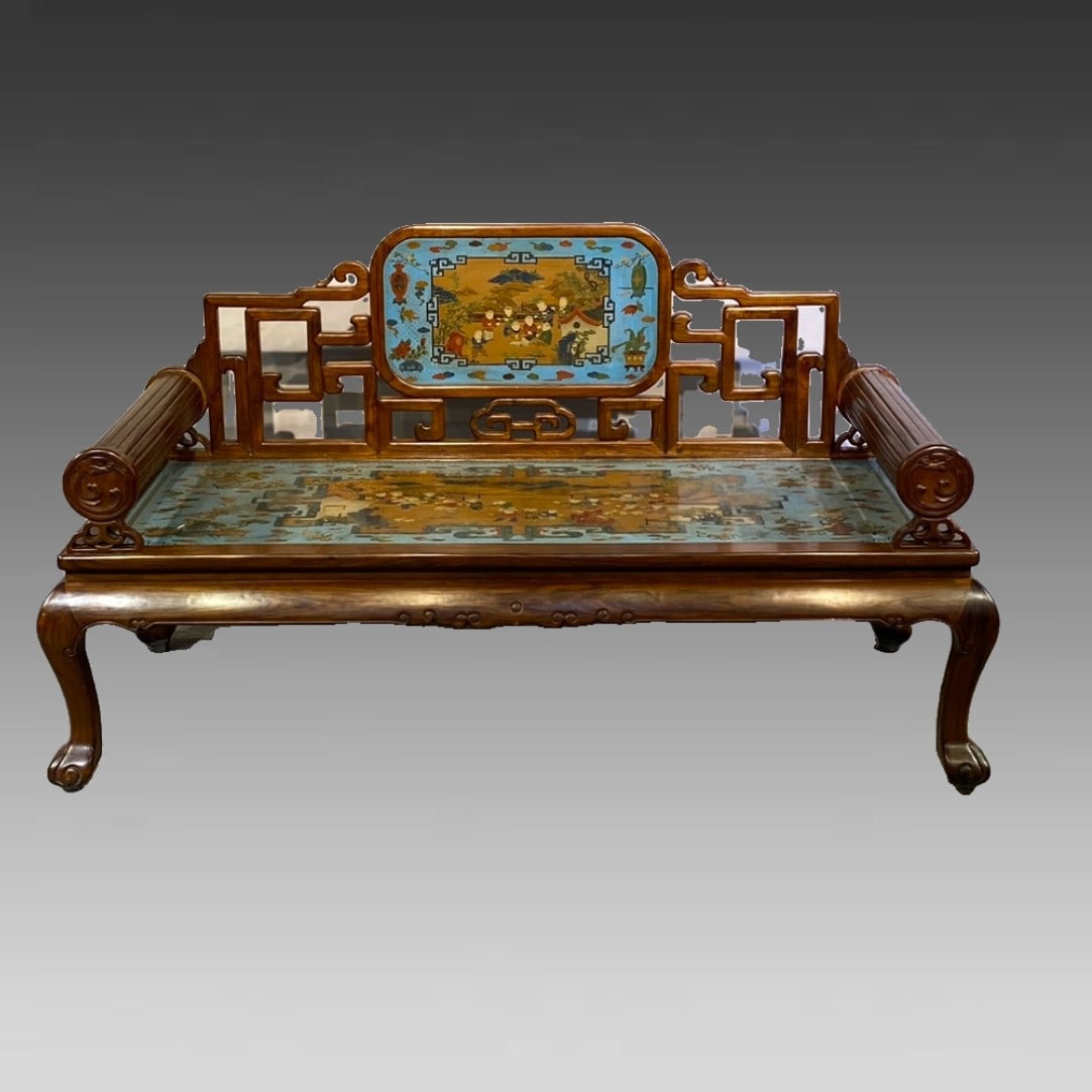 A large-leaf yellow pear carved chaise longue bed: The large-leaf yellow pear carved fills the chaise bed, the grimace cow hair pattern is clear, the whole falcon structure, the workmanship is fine and polished smooth, the pulp is mellow and delicate
