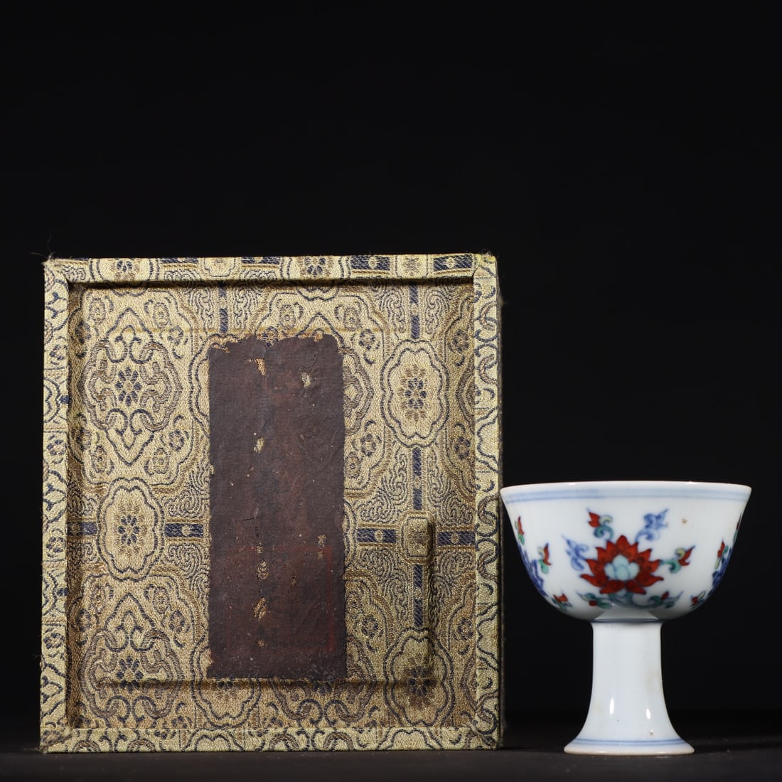 A piece of Ming Dynasty Chenghua Doucai Cup (1 of 9)