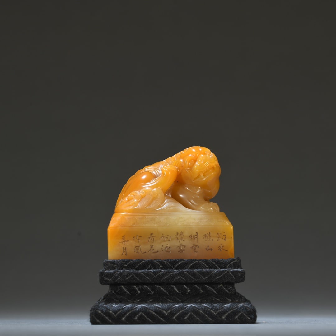 A Qing Dynasty Tian Huangshi Rui Shi button seal: Qing Dynasty Tian Huangshi Ruishi button seal Size: H:5.6cm W:5.8/4.8cm W:255g (The Dimensions Of All Batches Are Manually Measured.If You Need More Detailed Information, Please Contact Our Customer S