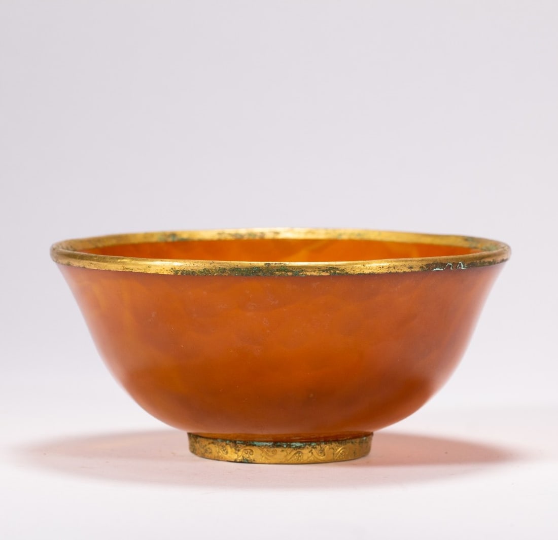 A piece of agate wrapped in gold bowl: Agate wrapped in gold bowl Size: D:14cm H:6.5cm W:340g (The Dimensions Of All Batches Are Manually Measured.If You Need More Detailed Information, Please Contact Our Customer Service Before Bidding.)