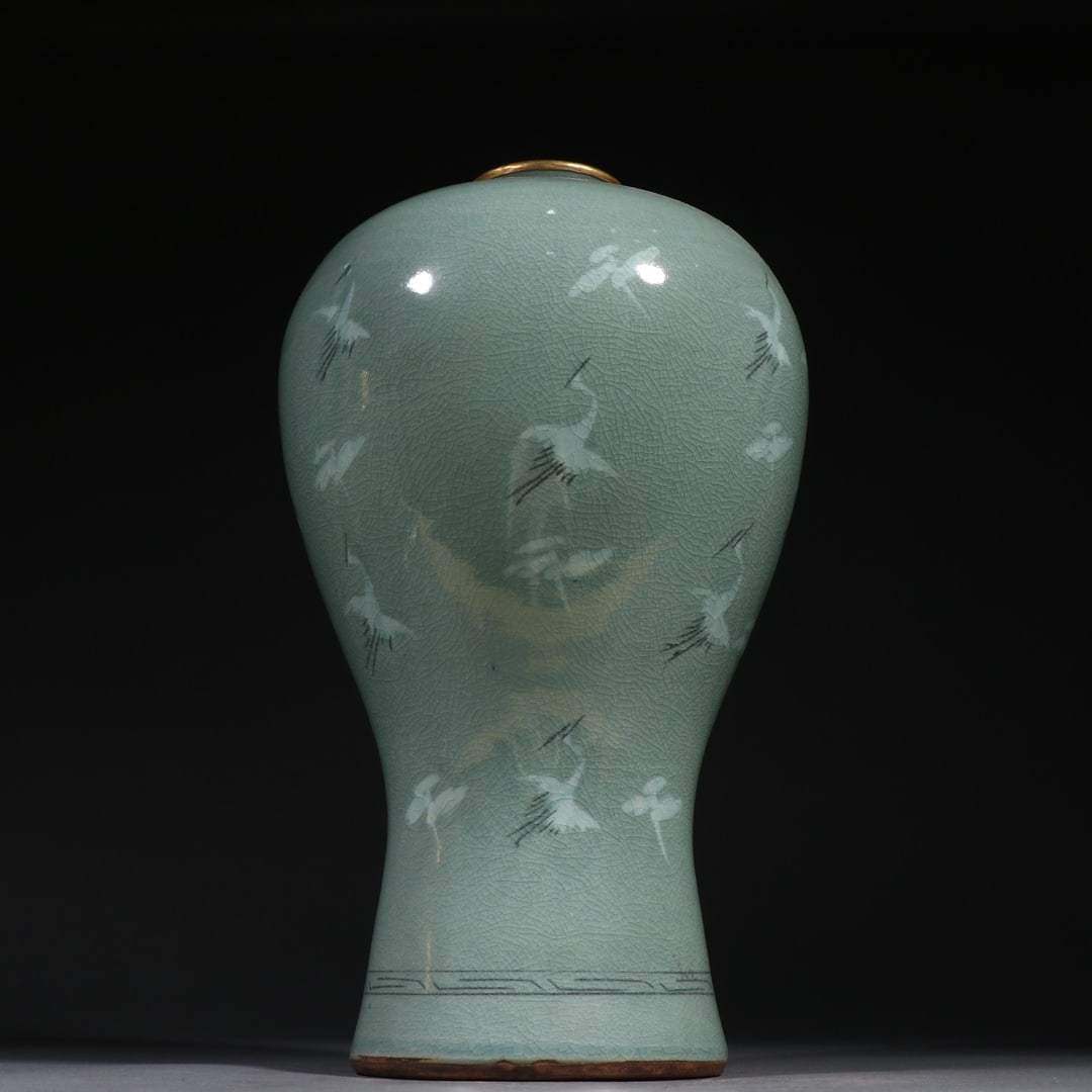 A piece of Korean porcelain wrapped in a golden-mouth crane pattern appreciation bottle (1 of 9)