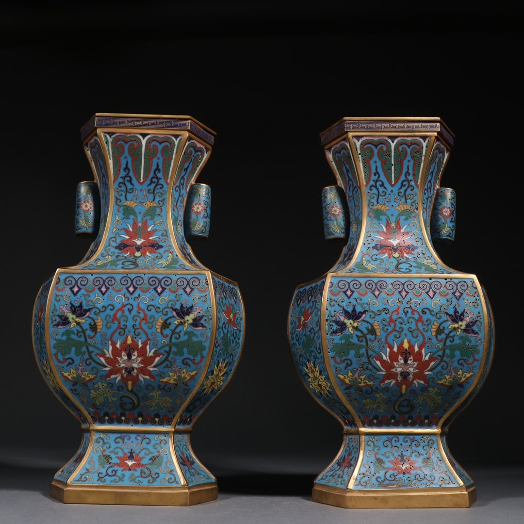 A pair of Qing Qianlong copper gilt filigree cloisonné cloisonne phase pattern ear bottles (1 of 9)