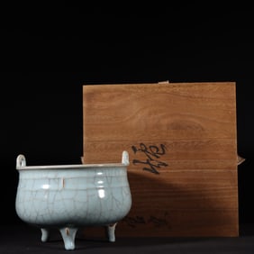 A piece of the old Tibetan Song Dynasty official kiln blue glaze tripod furnace