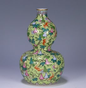 A piece of Qing Yongzheng official kiln pastel multi-son multi-blessing gourd bottle