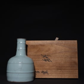An old collection of Song Dynasty official kiln blue glazed string pattern paper vertebral bottle