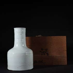 An old collection of Song Dynasty official kiln moon white glazed paper hammer bottle