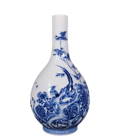 A piece of Qing Yongzheng blue and white flower and bird gall bottle