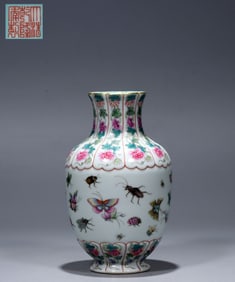 Qianlong year of the Qing Dynasty made a pastel butterfly insect melon Goddess of Mercy bottle