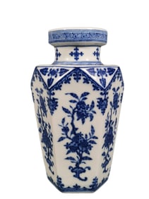 A piece of Qing Qianlong blue and white three flowers and three fruits in a round place bottle