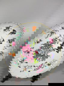 A piece of the Great Qing Dynasty Yongzheng Year pastel butterfly floral pattern lotus painting gold