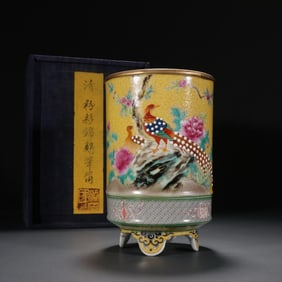 A piece of clear pastel flower and bird pattern pen holder