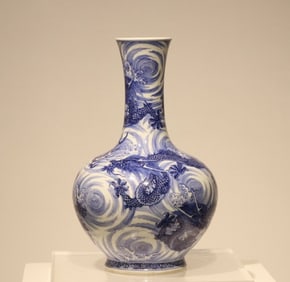 One piece please Qianlong blue and white seawater dragon pattern bottle