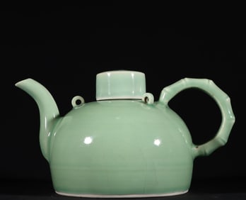 An old collection of Ming Dynasty Yongle emerald green glaze holding pot