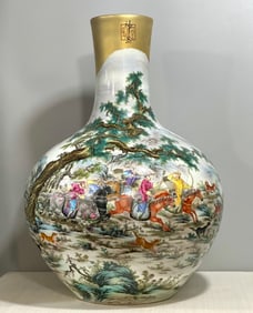 A piece of Qing Kanglong enamel figure hunting figure celestial ball bottle