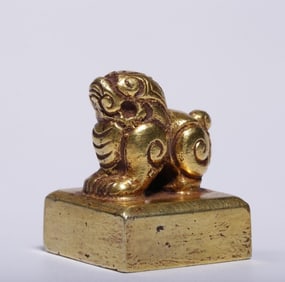 A Han Dynasty pure gold rui beast button square seal