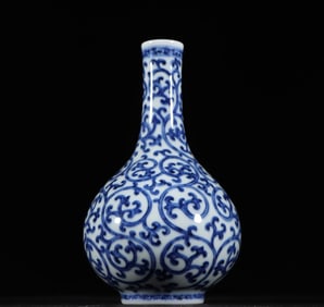 An old collection of Qing Dynasty Yongzheng blue and white twig pattern gall bottle