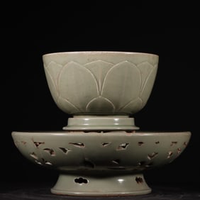 A piece of the secret color celadon tray of the five dynasties of the Tang Dynasty in the old