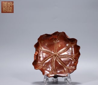 Qianlong year of the Qing Dynasty painted gold lotus leaf pen licking