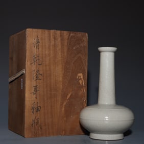 Qing Qianlong glazed long-necked bottle