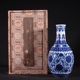 An old collection of Qing Dynasty Qianlong blue and white entwined lotus pattern bottle