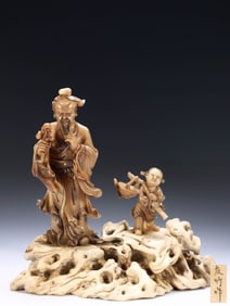 Qingyou bamboo made a stone carving of Shoushan hibiscus and made a statue of the old man