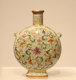 A piece of Qing pastel depicting a golden lotus pattern bottle