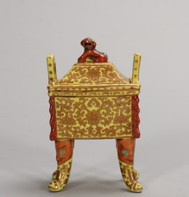 Qing Jiaqing Yang color depiction of Jinbao Xianghua amphora