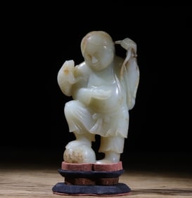 A piece of bangs playing golden toad ornaments