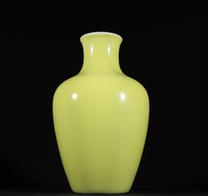 An old collection of Qing Dynasty Tongzhi lemon yellow glaze bottle